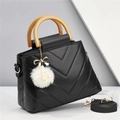 Bolso tote negro de cuero sintético acolchado en V con asas de madera y pompón suave - Negro
