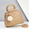 Detalle del bolso acolchado beige con colgante de pompón de perlas y remaches de metal - Caqui