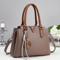 Elegante borsa a mano in pelle taupe con manici marroni e fibbia metallica a V - Grigio