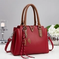 Sac à main de mariage en cuir rouge avec détail V en métal et pendentif tissé pour femme - Rouge