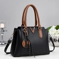Sac fourre-tout en cuir à motif litchi avec pompon et poignées marron sur socle - Noir