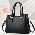 Elegante borsa nera in pelle con motivo litchi, finiture dorate e manici - Nero