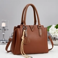 Borsa a mano in pelle martellata marrone con dettaglio a V e tracolla staccabile - Marrone Rosso