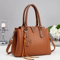 Sac à main marron en cuir grainé avec détails argentés en V et pompon décoratif - Jaune Terre