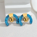 Moderne geometrische oorbellen met blauw marmer acryl en een gepolijste gouden bol - Blauw