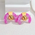 Gouden C-vormige oorbellen met magenta acryl en metalen ballen op witte achtergrond - Roze