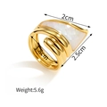 Detalle de anillo dorado irregular con nácar y medidas técnicas de 2,5 cm de ancho - Estilo B Blanco