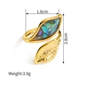Dettaglio dell'anello a doppia foglia geometrica con intarsio in conchiglia e misure - Stile C Iridescente