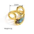 Dettaglio anello dorato con conchiglia che mostra dimensioni 2,6 cm e peso 4,2 g - Stile D Iridescente