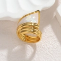 Nahaufnahme des goldenen Schichtrings mit dreieckiger weißer Perlmutteinlage im Retro-Stil - Geflochtener Dreieckiger Weißer Perlmutt-Stil (CXR916-B-bai)