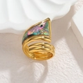 Anillo dorado geométrico irregular con incrustación de nácar sobre fondo de piedra blanca - Estilo B Multicolor