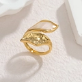 Dettaglio anello foglia oro 18k con intarsio in madreperla e texture metallo martellato - Tipo C Bianco