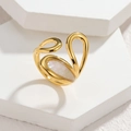Dettaglio anello irregolare in oro 18k con madreperla a goccia su sfondo pietra - Tipo D Bianco