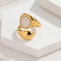 Dettaglio anello bypass dorato con intarsio geometrico in conchiglia bianca - Stile F Bianco