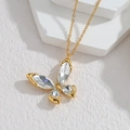 Detail van een 18k gouden vlinderhanger ketting ingelegd met heldere marquise kristallen - Witte Vlinder Ketting (F-S143-N-bai)