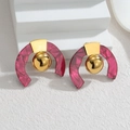 Détail de boucles d'oreilles géométriques en C dorées 18k avec résine marbrée rose et bille - Rose rouge
