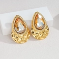 Detail von goldenen Vintage-Ohrringen mit bernsteinfarbenen Edelsteinen und Metallstruktur - Champagner Wassertropfen-Stil (S-E1280-ka) / Champagner