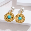 Boucles d'oreilles bohèmes en or 18k avec pierre turquoise et perle blanche - Turquoise au Centre Relief Rayonnant (Style J)