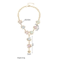 Dettaglio della collana girasole oro 18k con ciondoli smaltati viola e blu e dimensioni - Collana con Ciondolo Sole