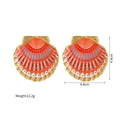 Détail de boucles d'oreilles coquillage colorées avec émail et dimensions de 4,4 cm - Rouge