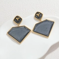 Orecchini geometrici placcati in oro 18k con motivo a coda di pesce e resina grigia - Nero