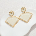 Orecchini geometrici in acciaio placcati oro 18k con inserto bianco perlato - Bianco