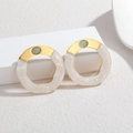 Geometrische hohle Ohrringe aus 18k Gold mit weißem Harz und grünem Edelstein - Weiß