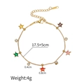Dettaglio catena in oro 18k con zirconi a stella colorati e chiusura a moschettone su bianco - Bracciale