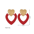 Dettaglio di orecchini a cuore con texture martellata, dimensioni 4,1x5,5cm e peso 16,8g - 4.1cmx5.5cm / Oro/Rosso