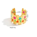Detailopname van de goudgeweven ring met gekleurd emaille en 1,4 cm breedte-info - Goud