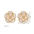 Dettaglio orecchini a fiore in oro 18k con perle bianche, misura 2.1cm e peso di 7.7g - Orecchini a Lobo Fiore