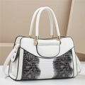 Borsa a mano in pelle verniciata bianca con dettagli motivo coccodrillo e finiture dorate - Bianco