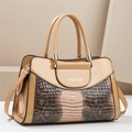 Elegante borsa beige con motivo a coccodrillo, doppi manici e finitura lucida da donna - Cachi