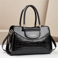 Borsa a mano nera in vernice stampa coccodrillo con finiture oro e scritta fashion - Nero