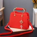 Borsa tote in pelle rossa martellata con manici tondi dorati e cuciture geometriche - Rosso
