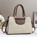 Elegante borsa beige con manici marroni e goffratura fashion su trama marmorizzata - Bianco Sporco