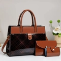 3-teiliges Taschen-Set aus braun-schwarzem Lackleder mit großer Tragetasche und Clutches - Lackleder-Karomuster 3-teiliges Set / Erdgelb