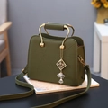 Grande borsa a tracolla verde oliva in pelle martellata con manici in metallo oro - Verde