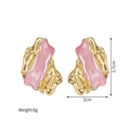 Détail de boucles d'oreilles géométriques dorées avec émail rose et hauteur de 2,7 cm - Style Texture Sable Mouvant Or Rose / Émail Or et Rose
