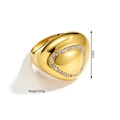 Vista macro del anillo triangular geométrico chapado en oro de 18 quilates con pedrería - Dorado