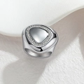 Anillo geométrico de plata pulida con circonitas blancas brillantes sobre fondo de piedra - Color Acero