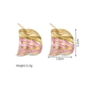 Dettaglio orecchini a C irregolari placcati oro 18k con intarsio in smalto rosa - Oro Multicolore