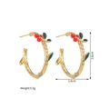 Détail de boucles d'oreilles cerises en forme de C plaquées or 18 carats et branches - Doré