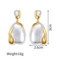 Vista dettagliata degli orecchini dorati irregolari con smalto bianco, altezza 5 cm - Oro