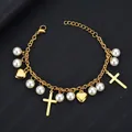 Pulsera de cadena dorada bohemia con perlas blancas, corazones de oro y cruces - Dorado