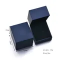 Donkerblauwe vierkante ringdoos met zwarte fluwelen voering en afmeting 51x59x55mm - Hangerdoos (Zonder Logo)