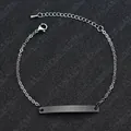 Makro-Detail von silbernem ID-Armband mit polierter schwarzer Metallplatte und Verschluss - Schwarz