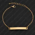 Makroaufnahme des polierten 18k vergoldeten Armbands mit flachem DIY-Gravurbalken - Gold