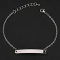 Detailansicht des silbernen Edelstahl-Armbands mit gebogenem Steg und verstellbarer Kette - Stahlfarbe