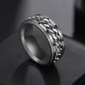 Detalle macro de anillo giratorio para hombre en acero con cadena cubana central - US 6 / Color Acero